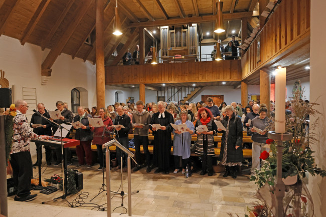 Projektchor und Gemeinde in Aktion