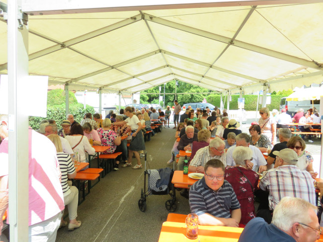 Besucher im Zelt