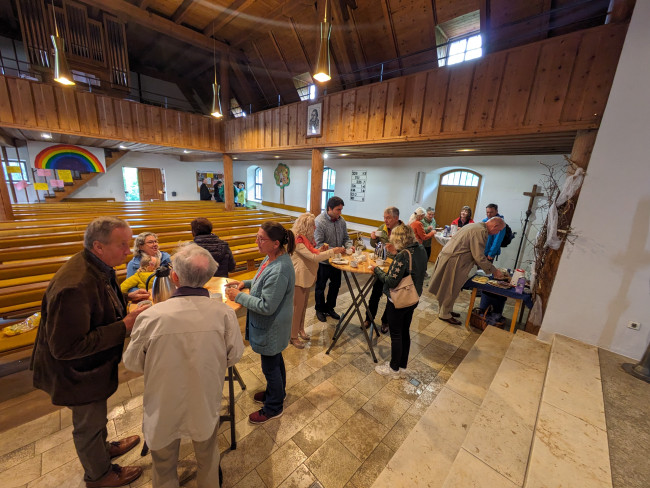 Gottesdienstbesucher beim Austausch